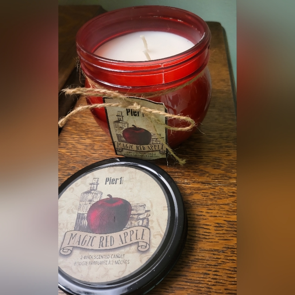 NEW PIER 1 IMPORTS ONE 2 WICK  MAGIC RED APPLE CANDLE DISCONTINUED RARE